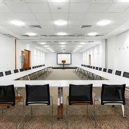 Moevenpick Centre מלון