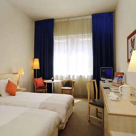 מלון Moevenpick Centre 4*